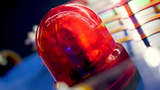 Vidéo 4k de ligh rouge d'urgence sur le mur du bâtiment tournant, clignotant et s'arrêtant 
