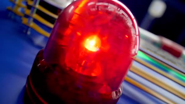 Съемка крупным планом 4k вращающегося красного аварийного сигнала тревоги в пожарной части или полицейском участке — стоковое видео