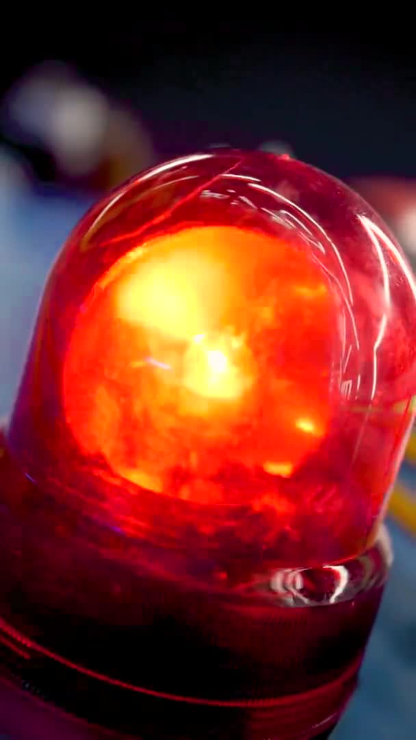 Gros plan vidéo 4k de clignotant et lumineux feu rouge de secours sur le mur du bâtiment 