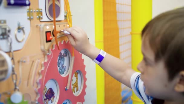 Closeup 4k video of little boy inserting USB flash drive in socket on educational board in museum of science — 图库视频影像