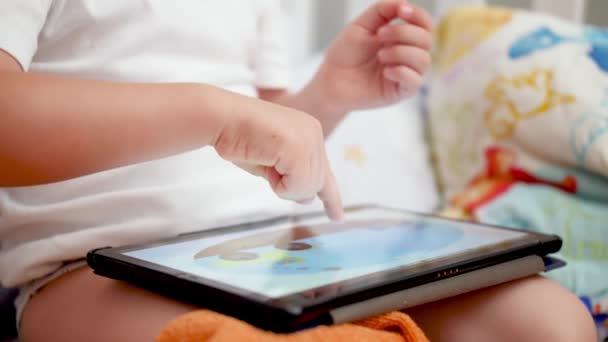 Primer plano 4k video de los niños pequeños manos usando pantalla táctil en la computadora de la tableta — Vídeo de stock