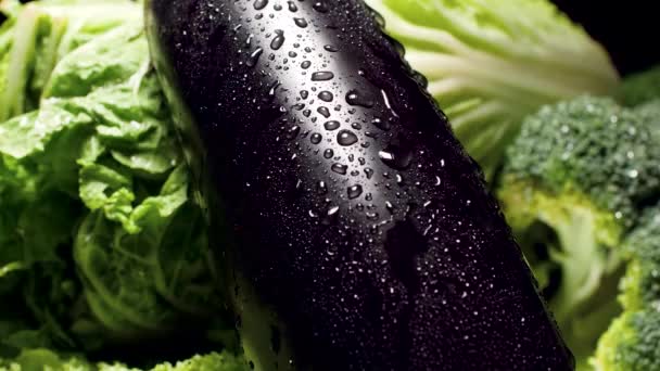 Vidéo au ralenti rapproché de gouttelettes d'eau tombant et coulant de la peau d'aubergine. Concept de nutrition saine et d'aliments biologiques. Fond parfait pour végétarien ou végétalien. Agriculture et pêche — Video