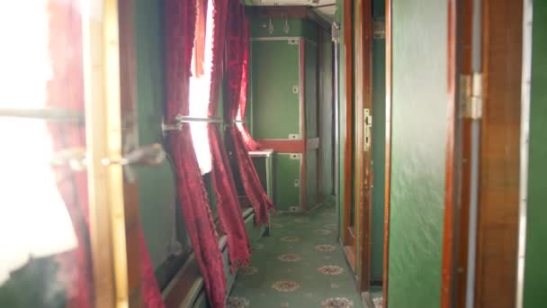 4k footage of walking in long corridor in vintage retro train car — Stock video