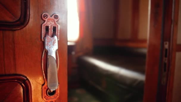 4k кадры старой деревянной двери медленно скольжения и закрытия в винтажном ретро вагоне — стоковое видео