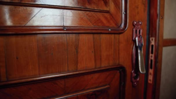 4k відео старих дерев'яних дверей ковзання і відкриття розкішного поїзда купе в старовинному ретро експресі — стокове відео