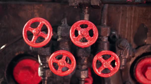 Closeup 4k video of lots of pipes and valves on vintage pipeline connected to steam boiler in train — Wideo stockowe