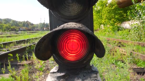 4k video of camera moving towards red light on old railroad semaphore on railway crossing. Concept of transportation and cargo using railways — ストック動画