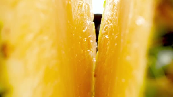 4k αφηρημένο βίντεο της κάμερας κινείται μεταξύ δύο κομμένα μισά του φρέσκου ανανά. Τέλεια αφηρημένη λήψη για βιολογικά τρόφιμα και υγιεινή διατροφή. Τροπικά — Αρχείο Βίντεο