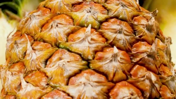 Makro dolly video av ananas massa och hud. Perfekt abstrakt bild för ekologisk mat och hälsosam kost. Närbild av tropiska frukter — Stockvideo