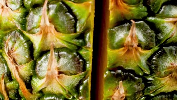 Closeup 4k vídeo de olhar para dentro de pineaaple fresco aberto em duas metades. Tiro abstrato perfeito para alimentos orgânicos e nutrição saudável. Frutos tropicais — Vídeo de Stock