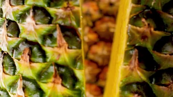 Macro 4k video van de camera bewegen door ananas geopend in twee helften. Perfect abstract shot voor biologisch voedsel en gezonde voeding. Sluitingen van tropische vruchten — Stockvideo