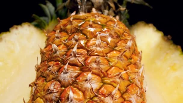 Gros plan vidéo 4k de verser de l'eau et de tomber des gouttelettes sur l'ananas frais coupé. Prise de vue abstraite parfaite pour des aliments biologiques et une alimentation saine. Gros plan de fruits tropicaux — Video