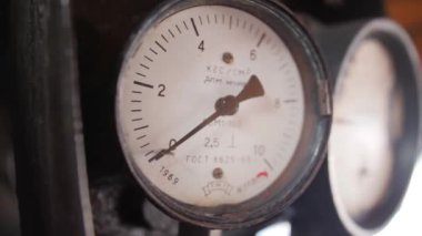 Analog ok göstergesine bağlı eski yüksek basınçlı buhar göstergesinin 4k yakın çekim videosu