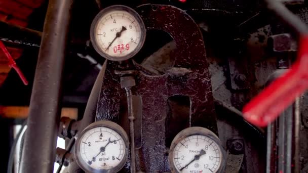 4k dolly video of lots of pipes, valves and gauges in old steam locomotive train cabin. — Stock Footage 4k dolly video of lots of pipes, valves and gauges in old steam locomotive train cabin. Royalty Free Stock Footage
