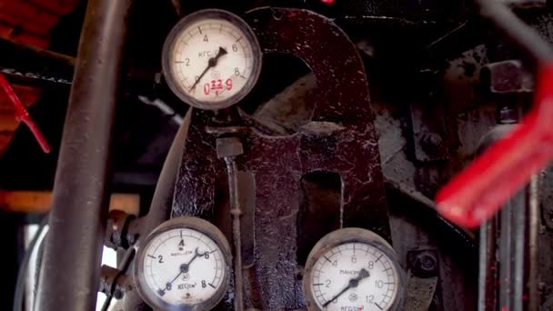 Vidéo 4k dolly de beaucoup de tuyaux, vannes et jauges dans l'ancienne cabine du train de locomotive à vapeur . — Video