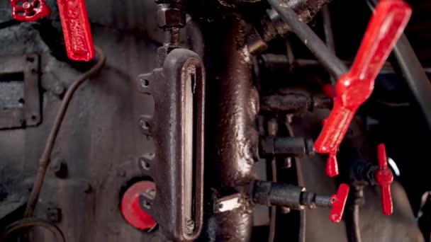 4k dolly video de la vieja tubería vintage con válvulas, tuberías, medidores e indicadores conectados a la caldera de vapor — Vídeo de stock