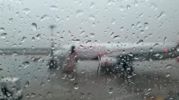 Closeup 4k βίντεο με σταγονίδια νερού βροχής που πέφτουν σε υγρό παρμπρίζ αεροπλάνου στο αεροπλάνο — Αρχείο Βίντεο