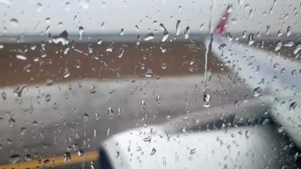 4k video di aeroplano tremante e vibrante durante l'atterraggio sulla pista dell'aeroporto in forte tempesta di pioggia — Video Stock