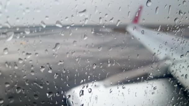4k video of unstable vibrating airplane driving on wet ariport runway during rain storm — Stockvideo