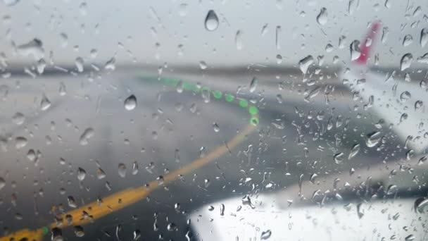 4k video di scuotimento e vibrazione aereo durante la guida sulla pista bagnata aeroporto in tempesta — Video Stock