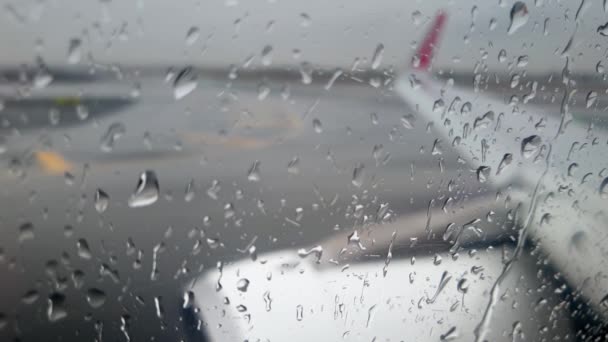 4k wideo samolotu przyspieszającego przed startem z mokrej drogi startowej podczas burzy deszczowej — Wideo stockowe