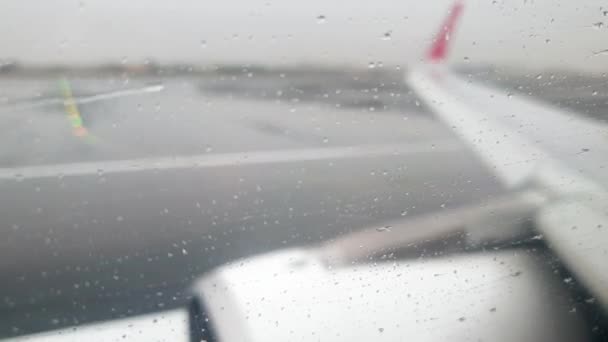 4k video del avión despegando de la pista húmeda durante una fuerte tormenta de lluvia — Vídeo de stock