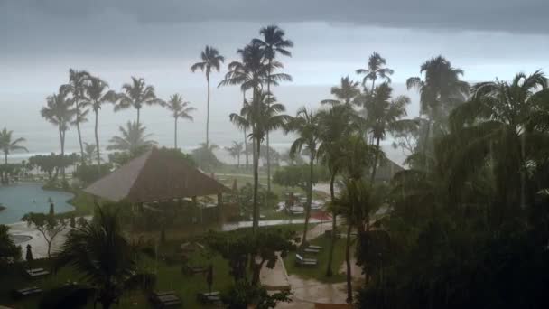 4k beelden van zware regenval en storm in hotel resort op tropisch eiland — Stockvideo