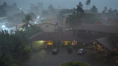 Sri Lanka 'daki tropikal fırtına sırasında şiddetli rüzgar ve şiddetli yağmurun 4k görüntüsü