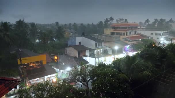4k πλάνα από δυνατή βροχή και τροπική καταιγίδα πάνω από τη μικρή πόλη στο νησί της Ασίας — Αρχείο Βίντεο