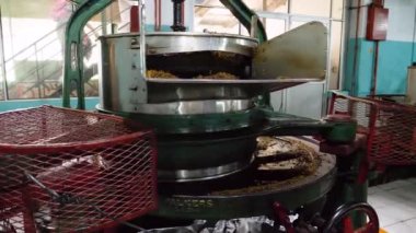 Sri Lanka 'daki çay fabrikasında çay yaprağı saran eski makinenin 4k videosu