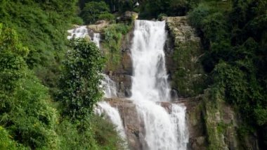 Watefall Şelalesi 'nin Sri Lanka' daki dağlık platoda 4k videosu.