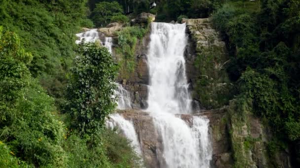 4k video de cascada de caída de agua en la platea de montaña en Sri Lanka — Vídeo de stock