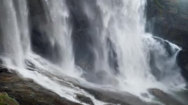 4k video av vattenfall faller på stenar och stenar vid fjordar — Stockvideo