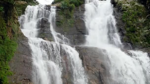4k video de mirar hacia arriba en la cascada de cascada en las montañas — Vídeos de Stock
