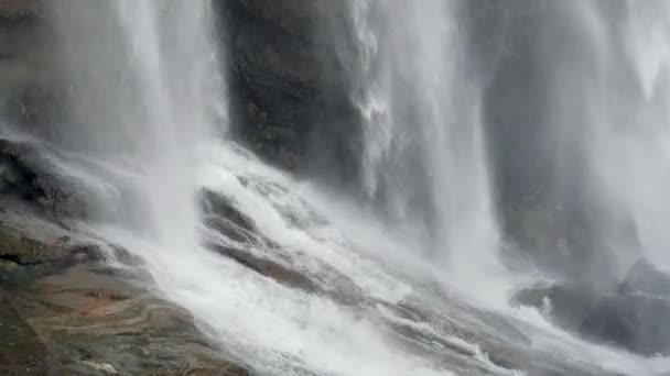 4k video av vatten faller och bryta på stenar och stenar vid foten av vattenfall i bergen — Stockvideo