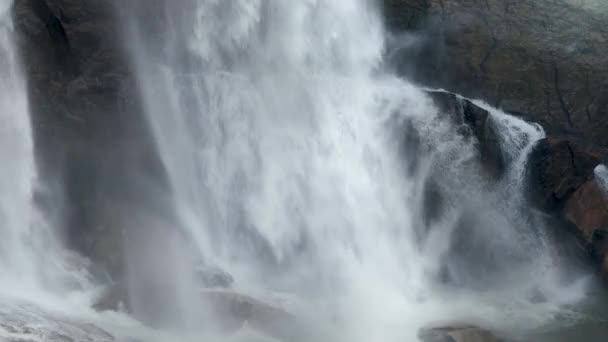 Gros plan vidéo 4k de belle cascade se brisant sur les rochers en Islande 