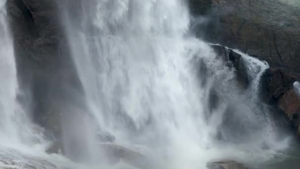 Nahaufnahme 4k Video von einem wunderschönen Wasserfall, der auf Island auf Felsen bricht — Stockvideo