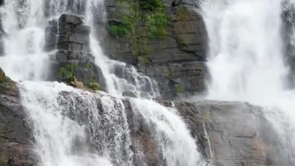 4k slow motion video van prachtige krachtige waterval cascade in het tropische regenwoud van Sri Lanka — Stockvideo