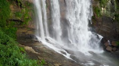 Bali dağlarındaki güzel şelalenin 4k yavaş çekim videosu