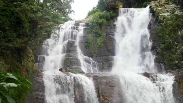 Vídeo em câmera lenta 4k de cascata incrível em montanhas na floresta tropical — Vídeo de Stock