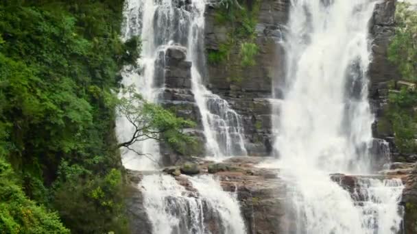 4k video en cámara lenta de cascada de cascada fluyendo en la montaña de Sri Lanka — Vídeo de stock