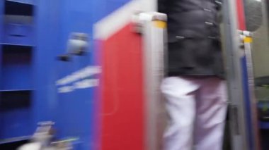 Modern yolcu treninin Sri Lanka 'daki tren yolunda kameranın önünden geçerken 4k videosu.