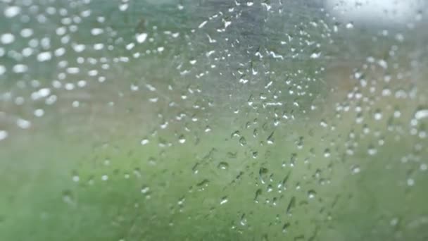 Close-up 4k video van oude vieze venster met regenwater druppels in passagierstrein — Stockvideo