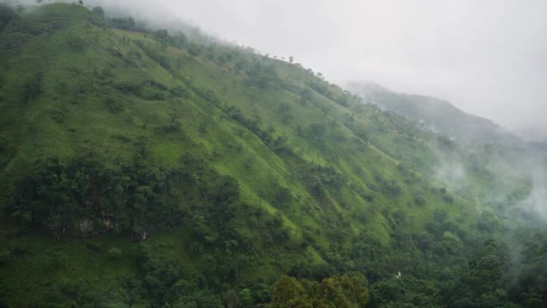 4k vídeo de belo vale e encosta da montanha em dia chuvoso nublado — Vídeo de Stock