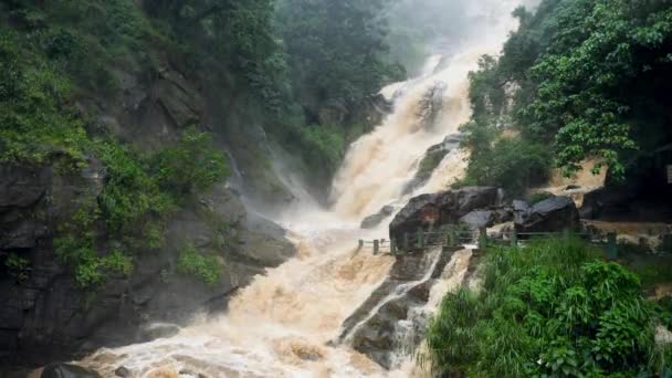 4k Video von Gebirgsfluss wurde bei starkem Regen in den Bergen überflutet — Stockvideo
