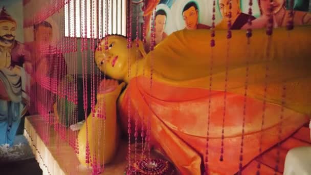 4k dolly video van groot beeld van liggende Boeddha in oude boeddhistische tempel op Sri Lanka — Stockvideo