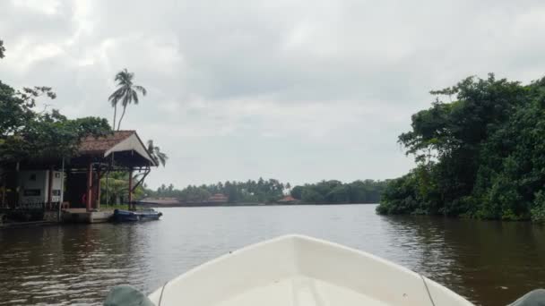 4k rekaman perahu berlayar di laguna di sungai di hutan hutan tropis — Stok Video