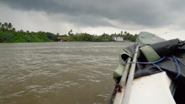 Images 4k de bateau à moteur naviguant sur la rivière à la forêt tropicale par temps nuageux avant la tempête de pluie tropicale — Video