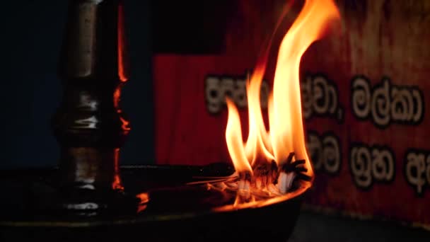 4k wideo płonącej lampy olejowej w buddyjskim sanktuarium — Wideo stockowe