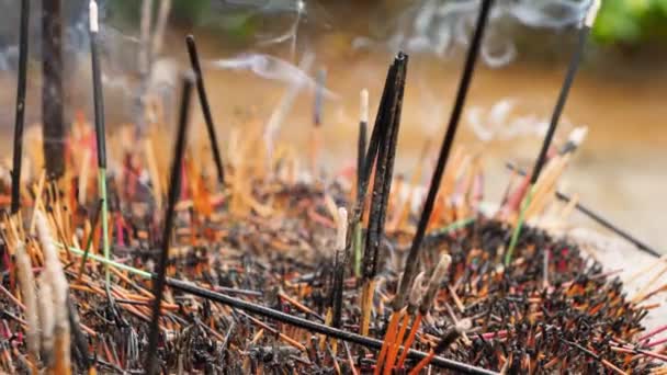 Closeup 4k video of aromatic smoke flowing from burning incense sticks on altar at hindu temple in India — Stock Video